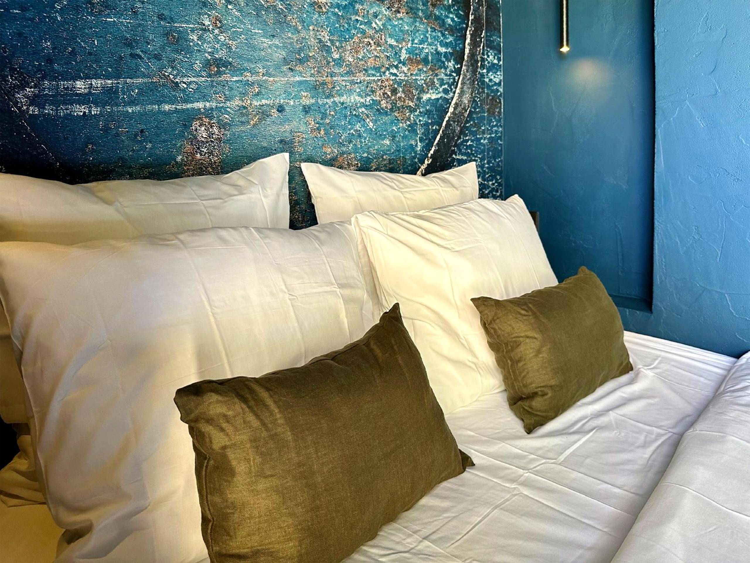 Détail des oreillers sur lit avec mur bleu - LOVE IN L'ISLE/SORGUE Le crépuscule
