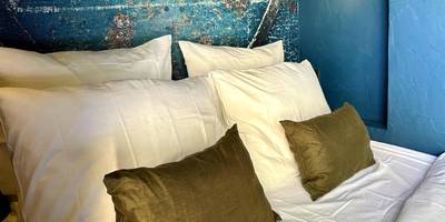 Détail des oreillers sur lit avec mur bleu - LOVE IN L'ISLE/SORGUE Le crépuscule