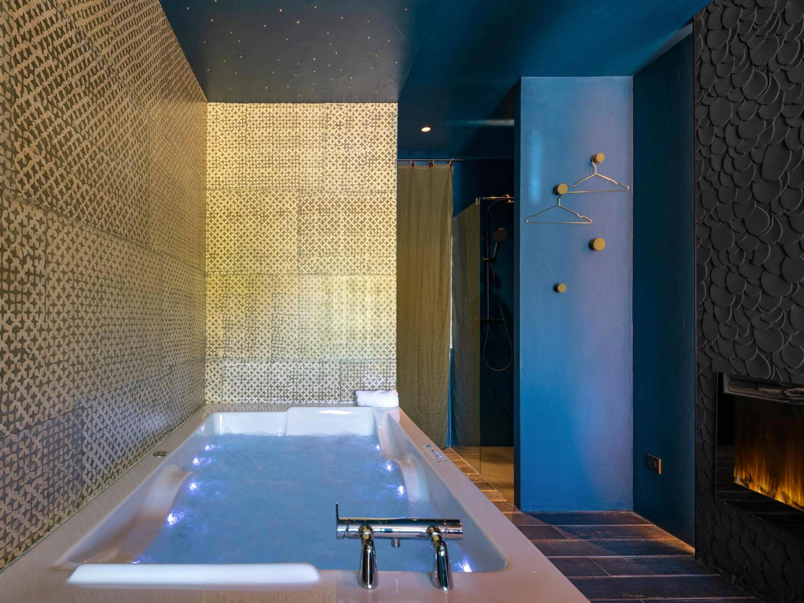 Baignoire balnéo éclairée et murs texturés - LOVE IN L'ISLE/SORGUE Le crépuscule