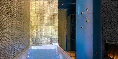 Baignoire balnéo éclairée et murs texturés - LOVE IN L'ISLE/SORGUE Le crépuscule