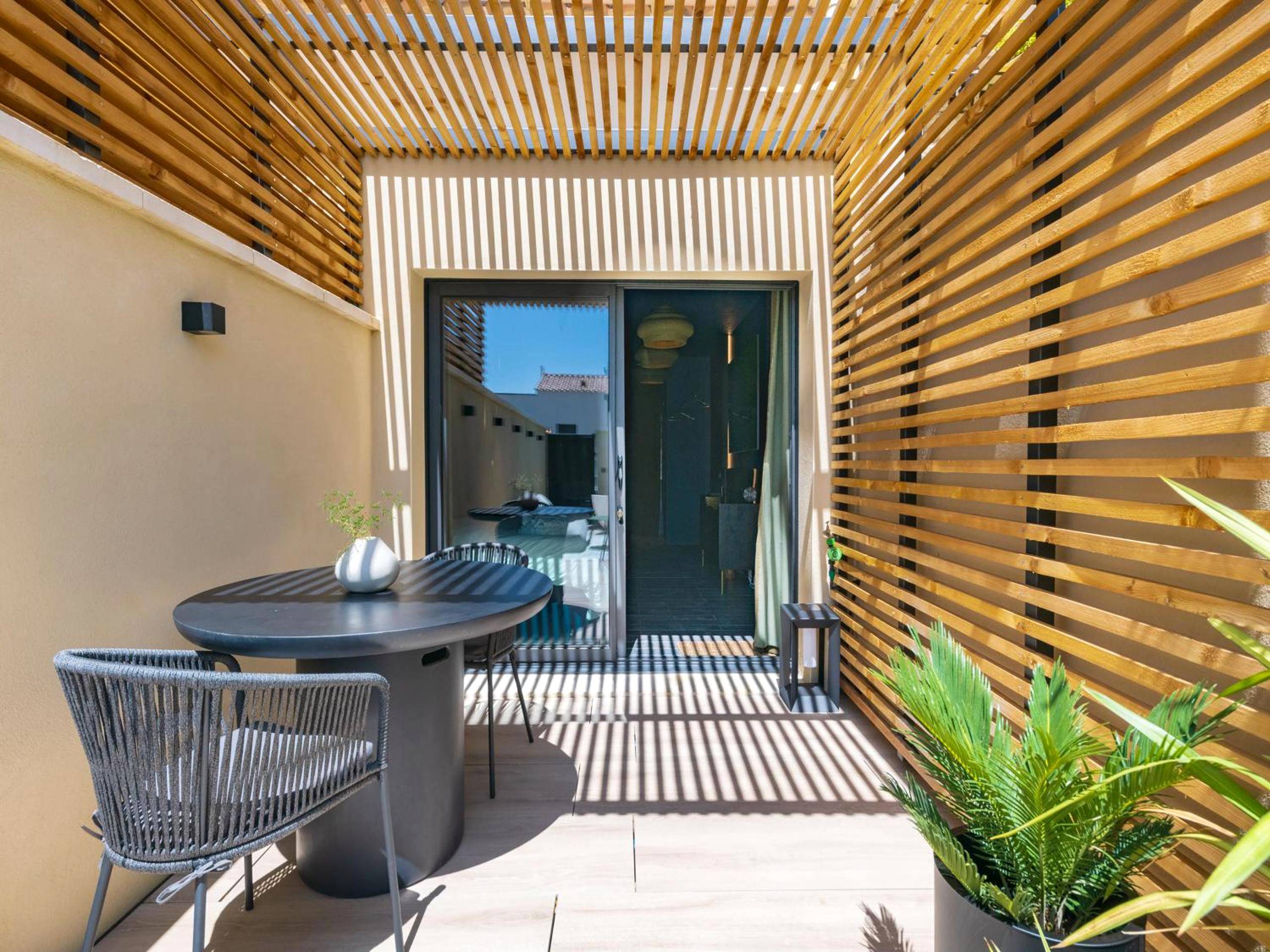 Terrasse privative avec table et pergola en bois - LOVE IN L'ISLE/SORGUE Le crépuscule