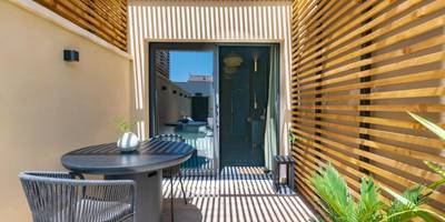 Terrasse privative avec table et pergola en bois - LOVE IN L'ISLE/SORGUE Le crépuscule