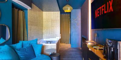 Espace salon avec canapé bleu et grand écran - LOVE IN L'ISLE/SORGUE Le crépuscule