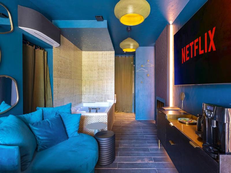 Espace salon avec canapé bleu et grand écran - LOVE IN L'ISLE/SORGUE Le crépuscule