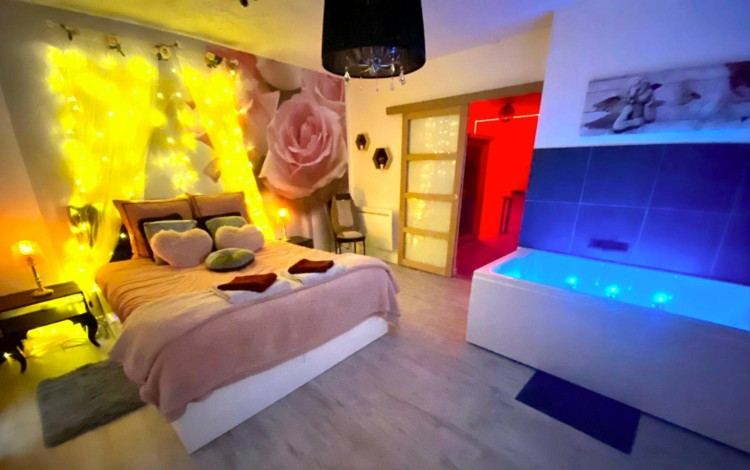 Chambre avec lit double et jacuzzi bleu - Love Room Avignon - COSY & SPA Appartement Luxe JACUZZI SAUNA Suite Cristal