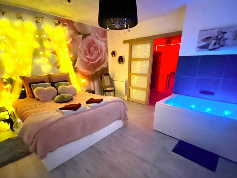 Chambre avec lit double et jacuzzi bleu - Love Room Avignon - COSY & SPA Appartement Luxe JACUZZI SAUNA Suite Cristal