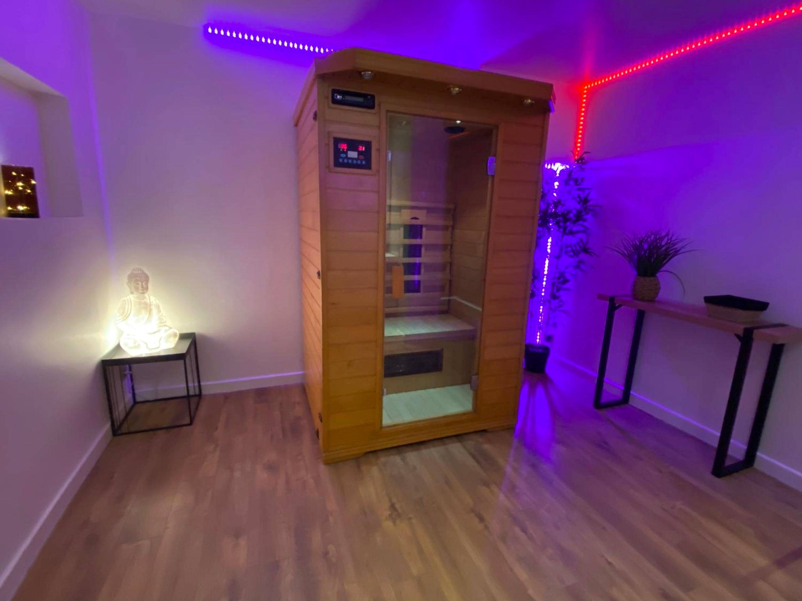 Photo du logement - COSY & SPA Appartement Luxe JACUZZI SAUNA Suite Cristal