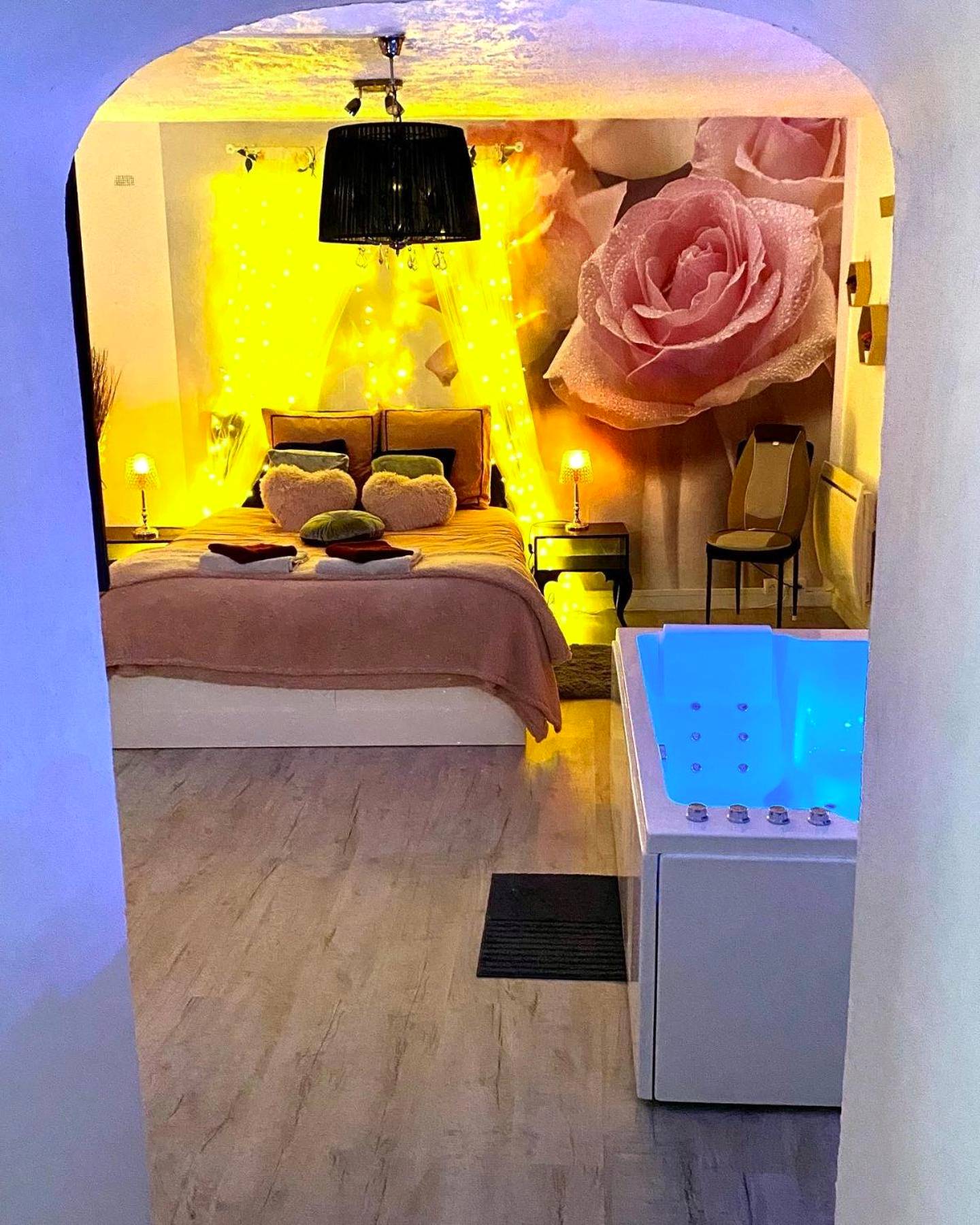 Photo du logement - COSY & SPA Appartement Luxe JACUZZI SAUNA Suite Cristal - Avignon