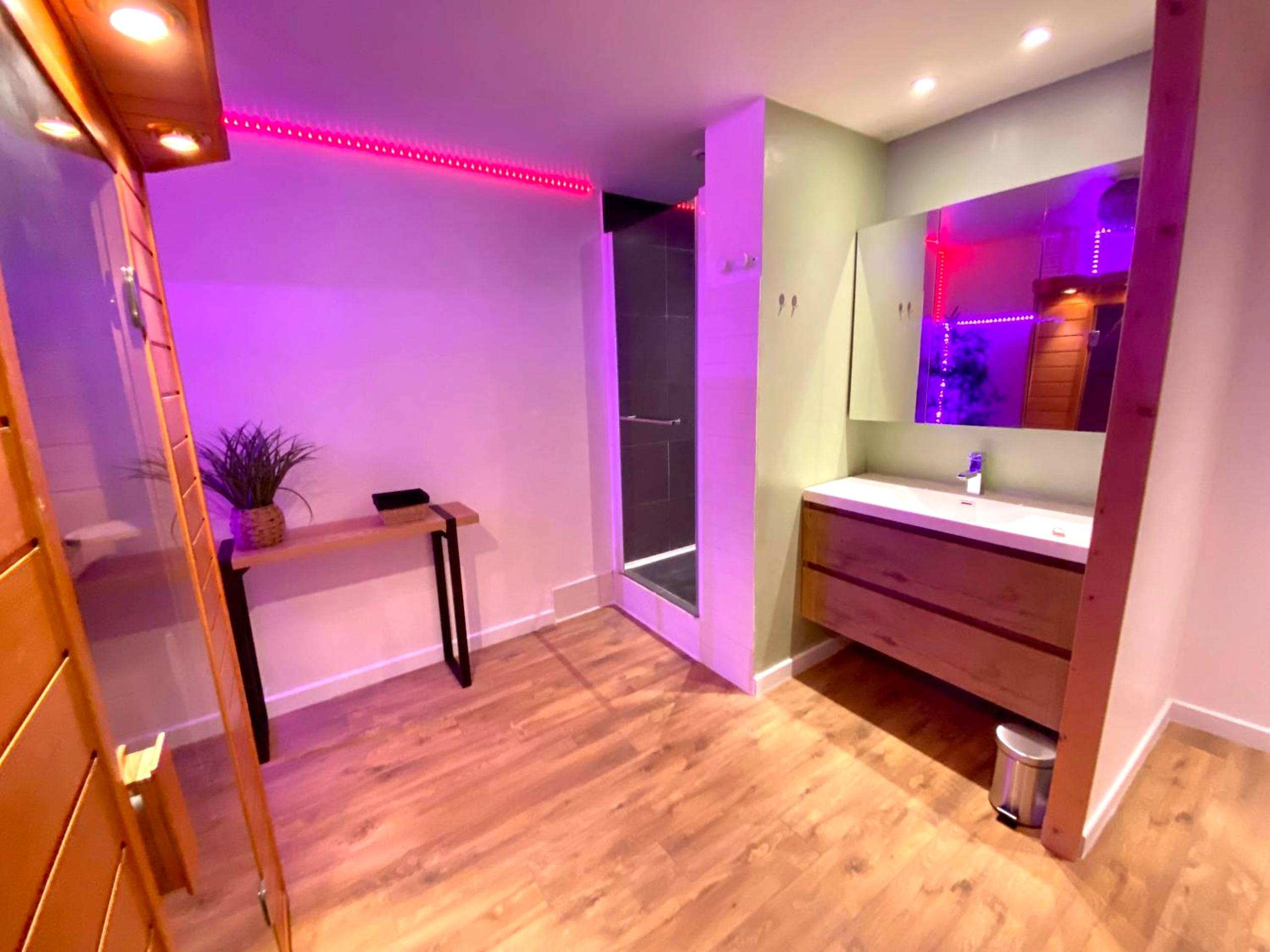 Salle d'eau moderne avec douche et sauna - COSY & SPA Appartement Luxe JACUZZI SAUNA Suite Cristal