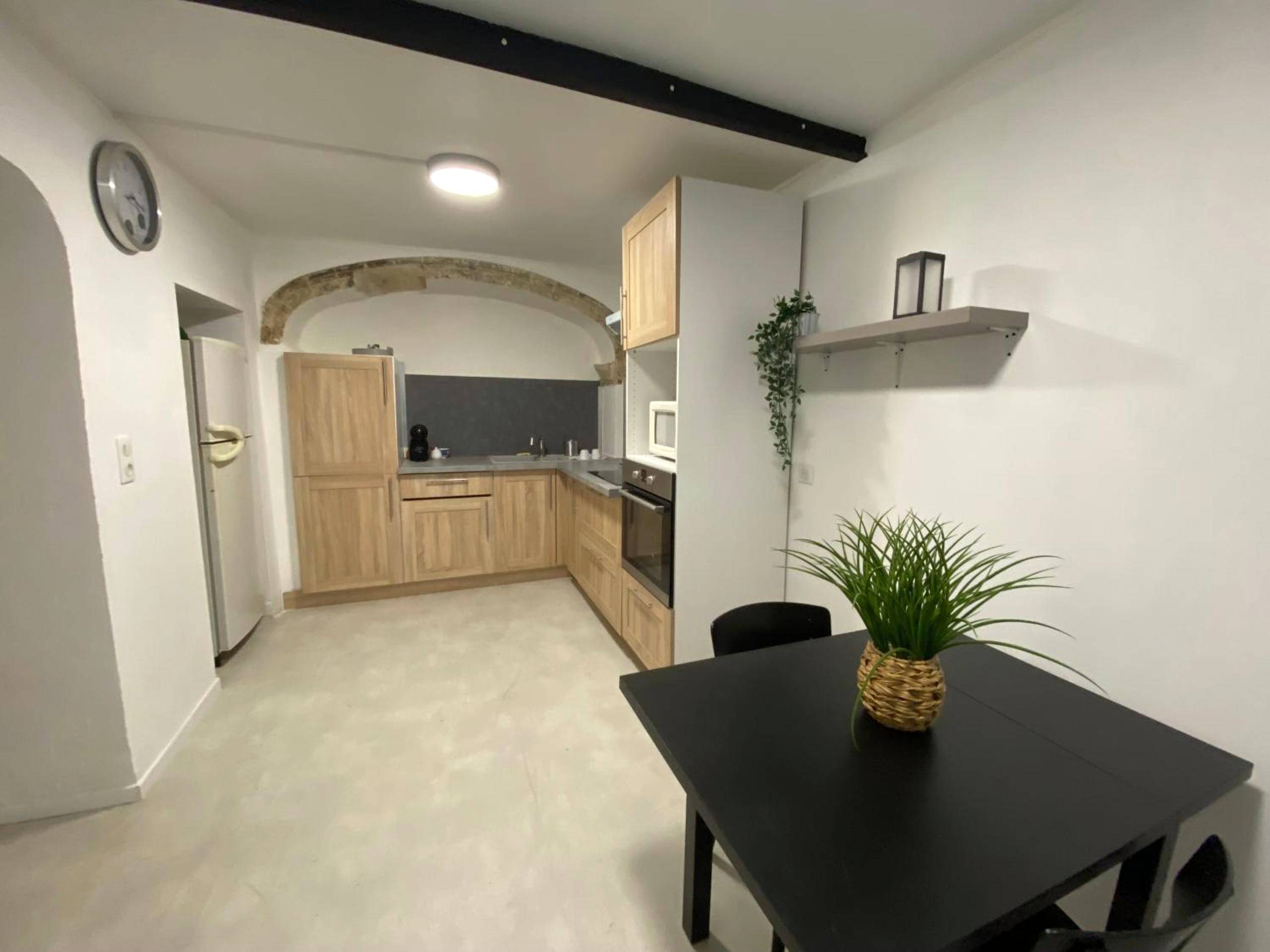 Cuisine équipée avec coin repas - COSY & SPA Appartement Luxe JACUZZI SAUNA Suite Cristal