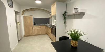 Cuisine équipée avec coin repas - COSY & SPA Appartement Luxe JACUZZI SAUNA Suite Cristal