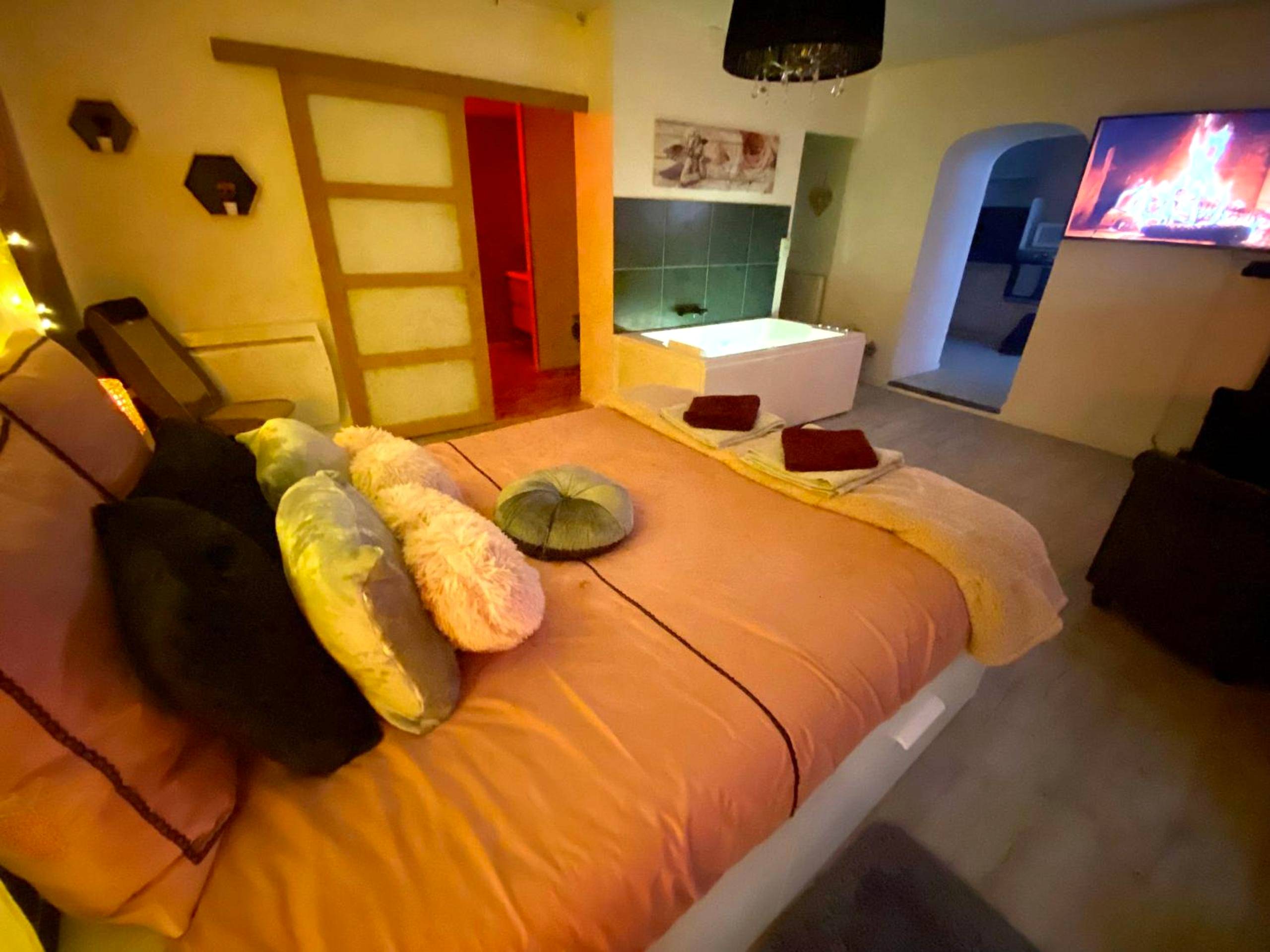 Vue d'ensemble de la suite avec écran plat - COSY & SPA Appartement Luxe JACUZZI SAUNA Suite Cristal