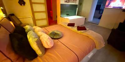 Vue d'ensemble de la suite avec écran plat - COSY & SPA Appartement Luxe JACUZZI SAUNA Suite Cristal