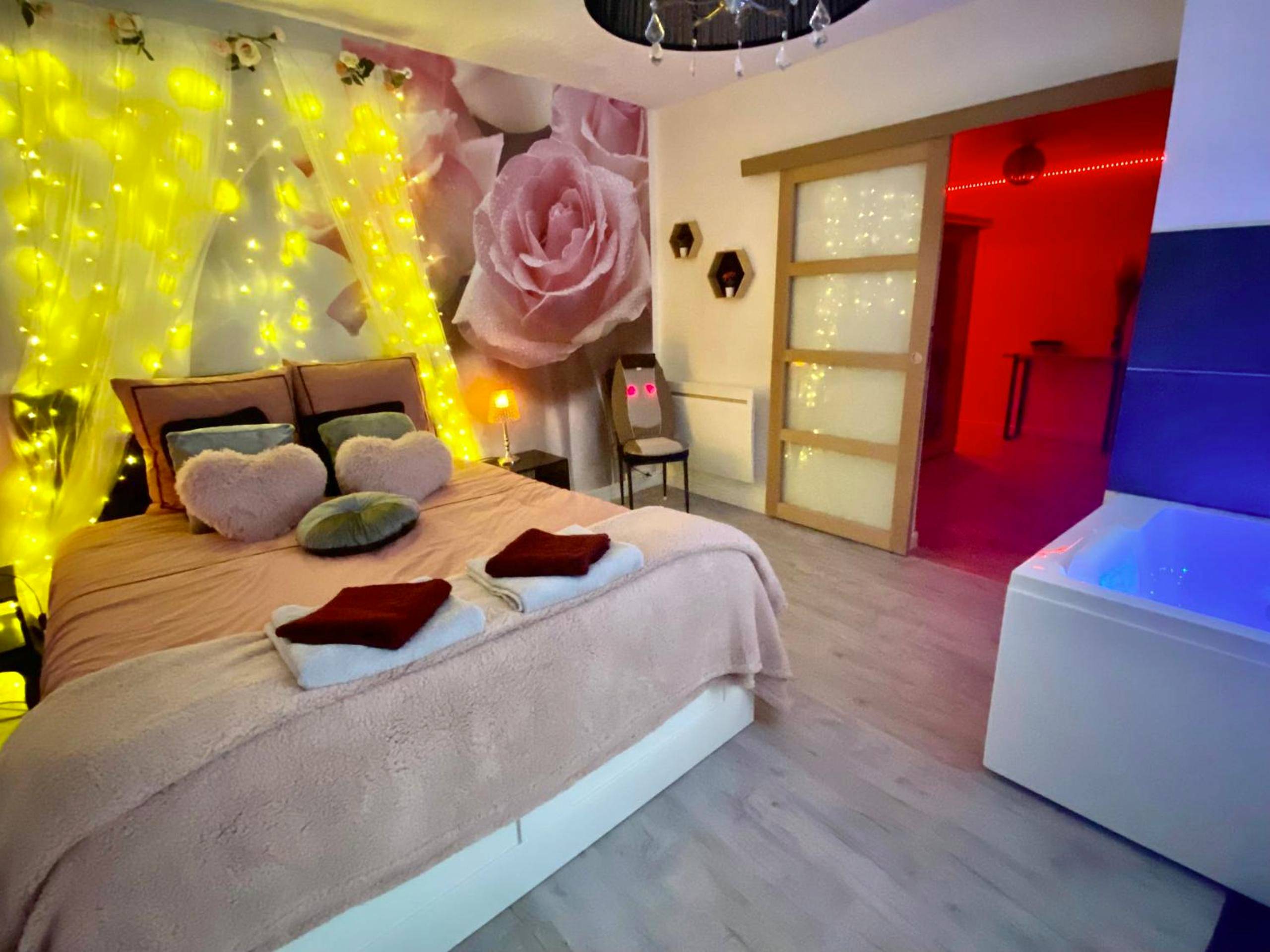 Photo du logement - COSY & SPA Appartement Luxe JACUZZI SAUNA Suite Cristal - Avignon