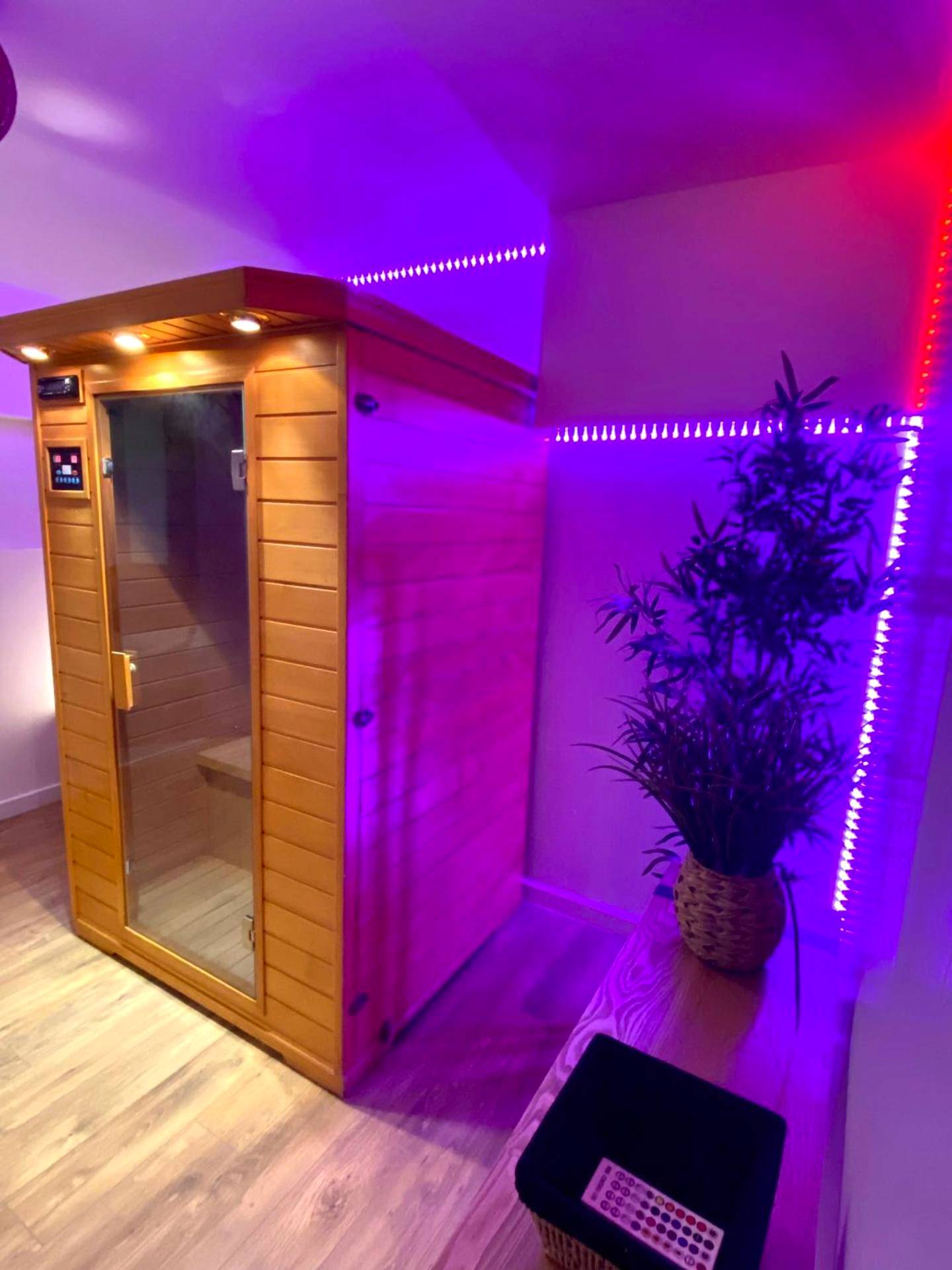 Photo du logement - COSY & SPA Appartement Luxe JACUZZI SAUNA Suite Cristal