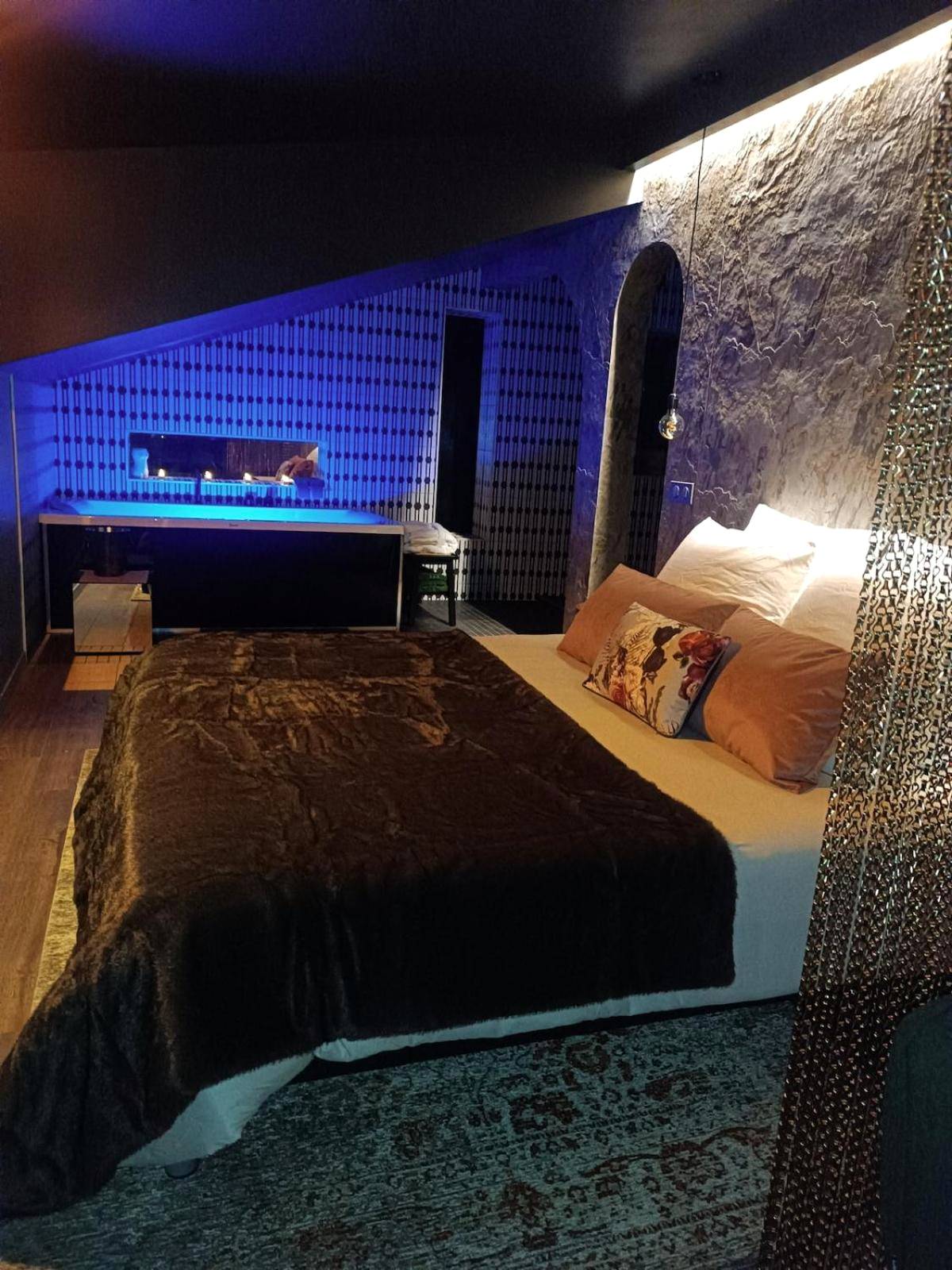 Vue interieure - Love Room La Crypte du Désir - Sauna - Spa - Piece Secrète by DESIR ROOMS