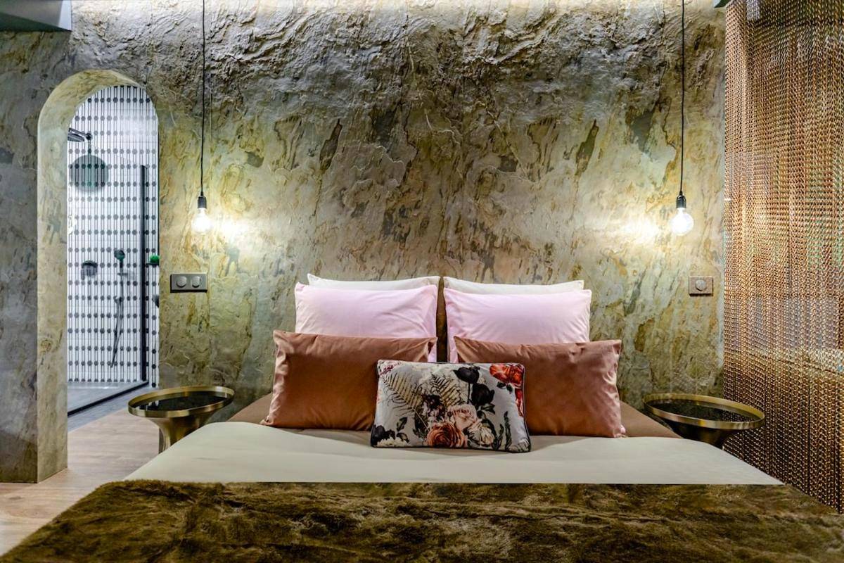 Photo du logement - Love Room La Crypte du Désir - Sauna - Spa - Piece Secrète by DESIR ROOMS