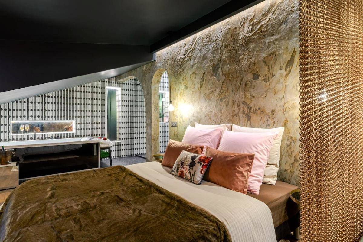 Photo du logement - Love Room La Crypte du Désir - Sauna - Spa - Piece Secrète by DESIR ROOMS