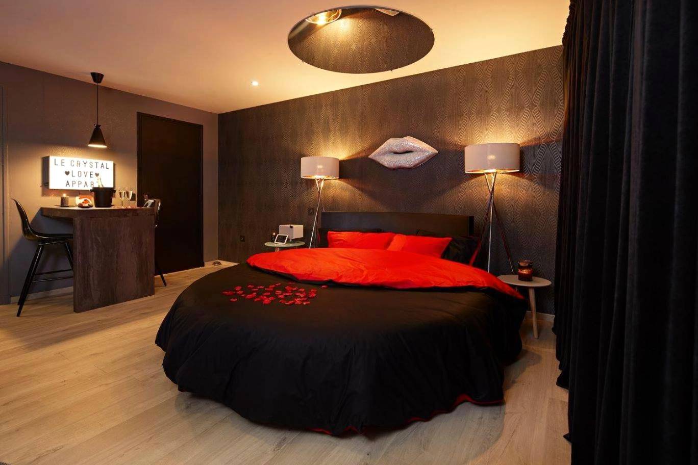 Lit rond avec pétales de rose et miroir au plafond - Love Room Pornichet - Crystal Love Appart