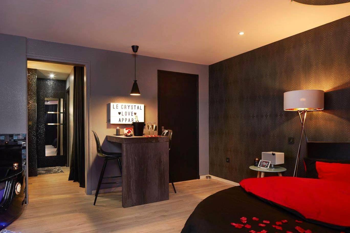 Espace repas avec mange - debout et déco lumineuse - Crystal Love Appart