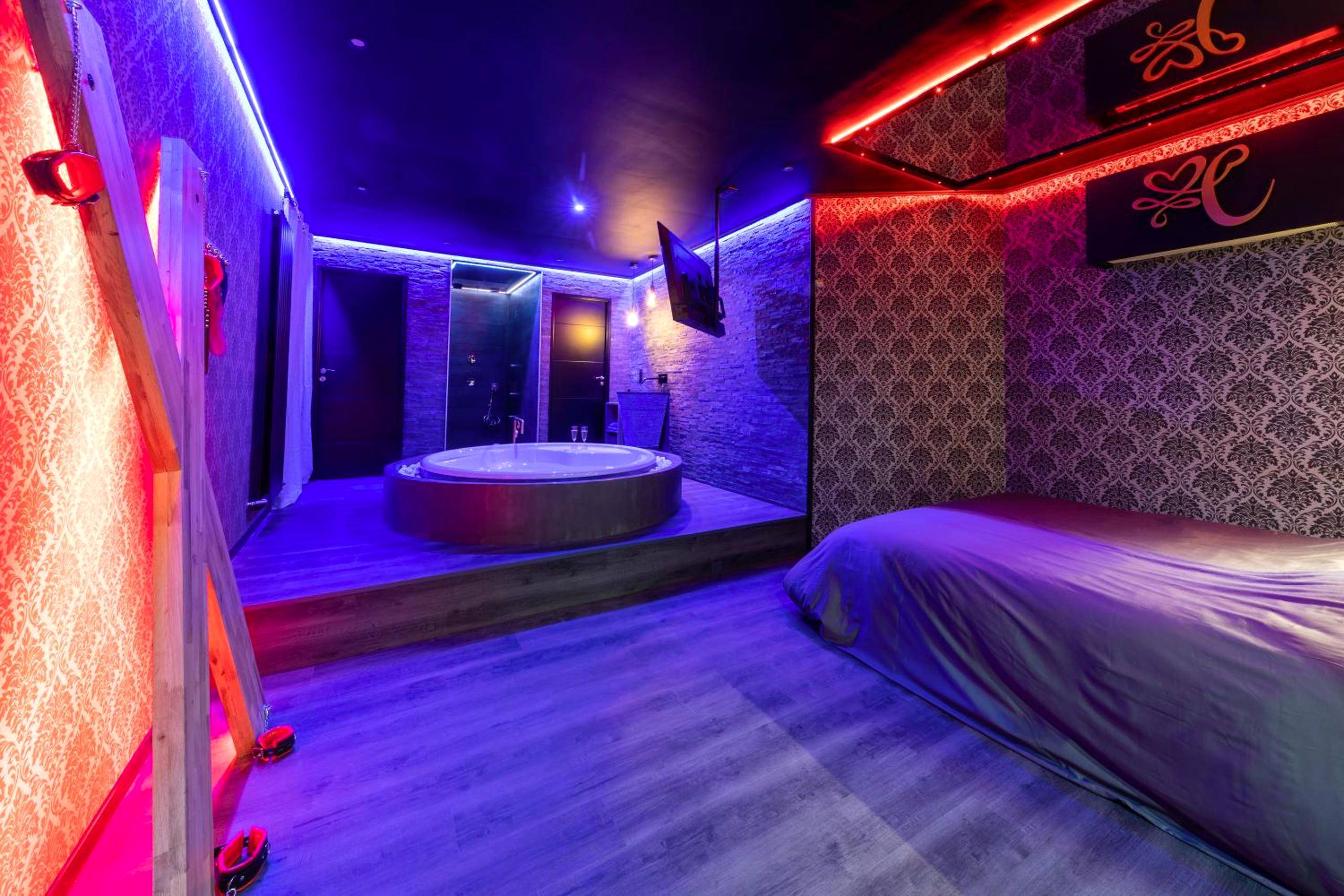Suite romantique avec jacuzzi et croix de Saint - André - Love Room Vesoul - Cupidon Love Room