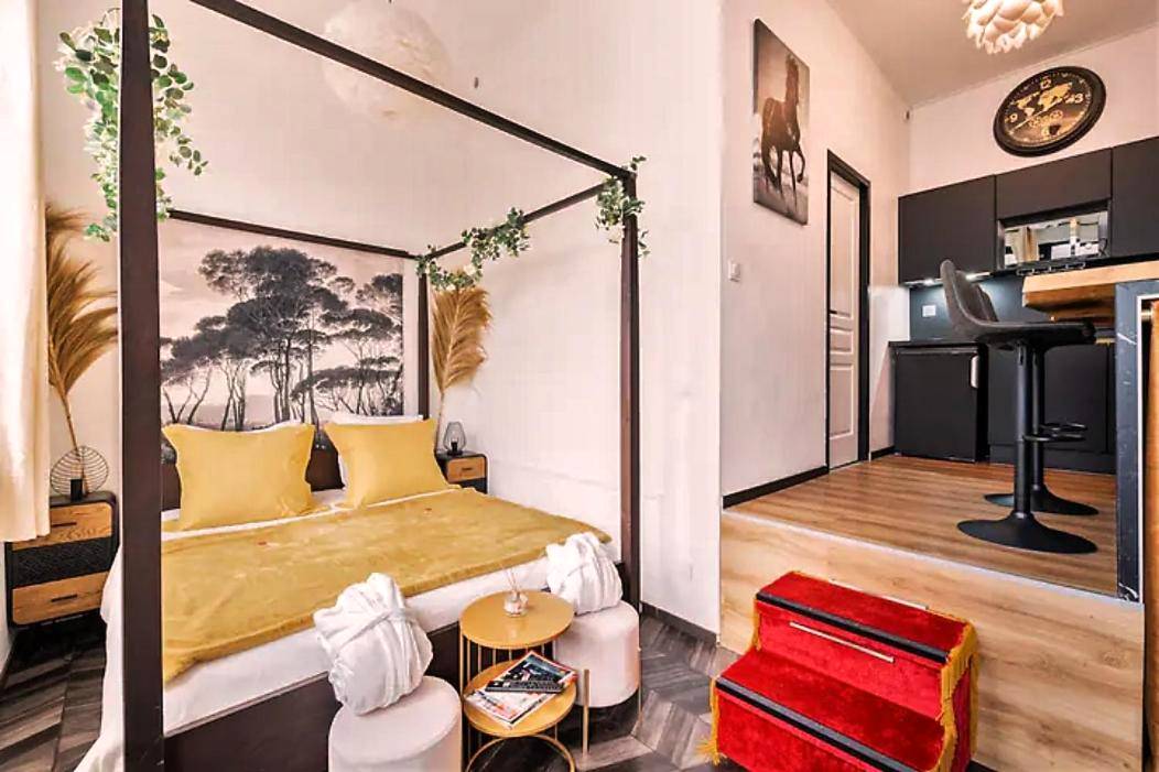 Lit à baldaquin et coin cuisine en mezzanine - Love Room Lorient - Le Cupidon, En plein Coeur de Lorient