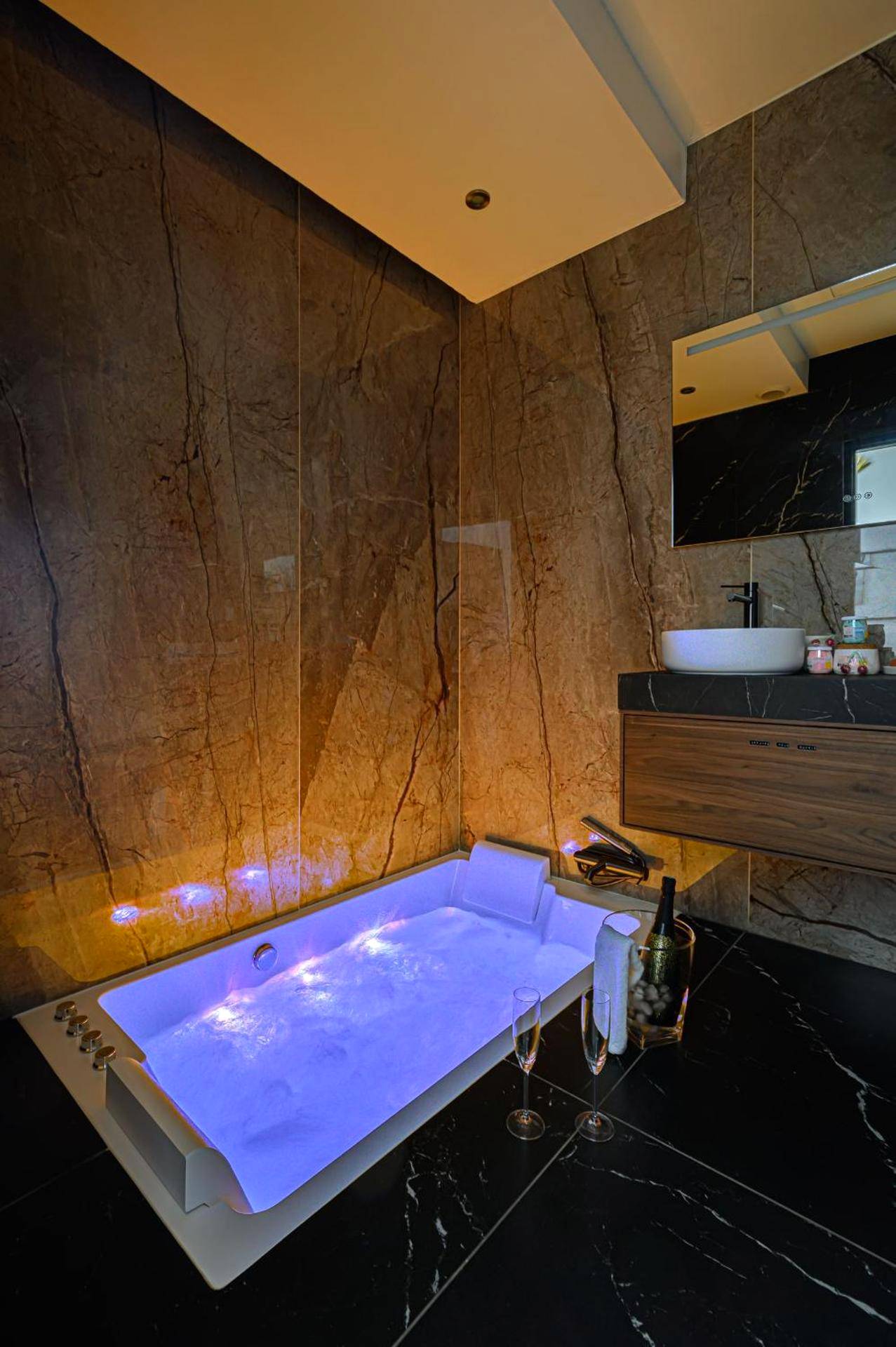 Baignoire balnéo avec éclairage bleu et champagne - Le Cupidon, En plein Coeur de Lorient