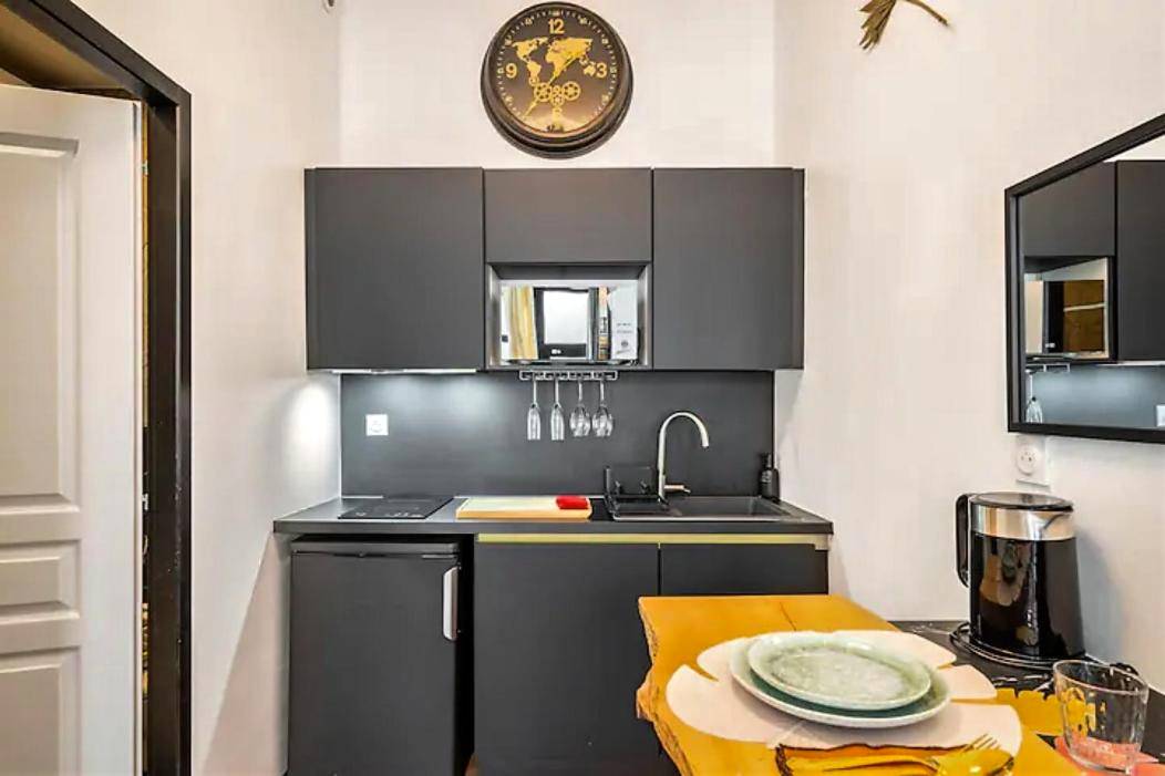 Kitchenette moderne équipée avec horloge mappemonde - Le Cupidon, En plein Coeur de Lorient