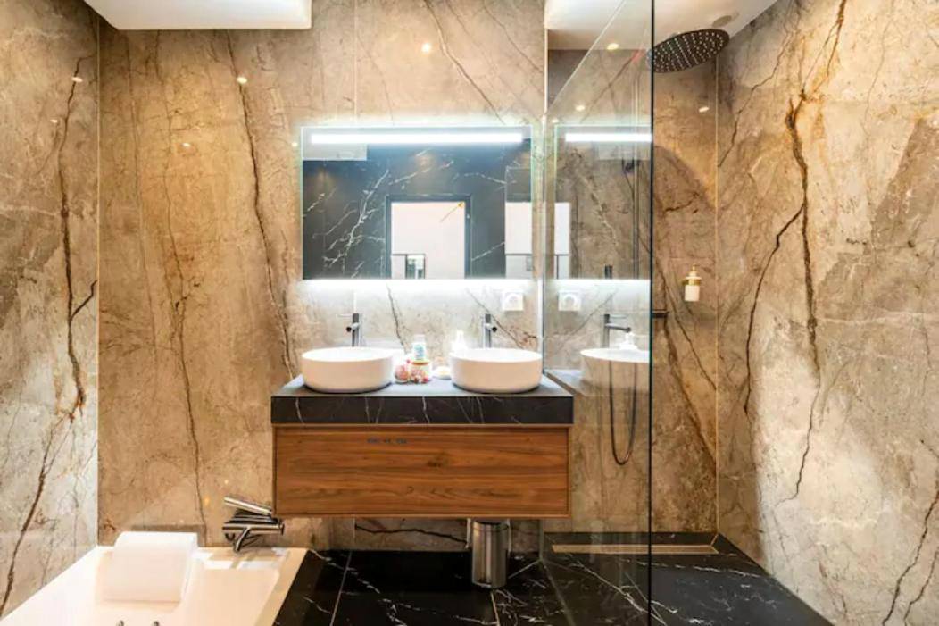 Salle de bain avec double vasque et douche italienne - Le Cupidon, En plein Coeur de Lorient