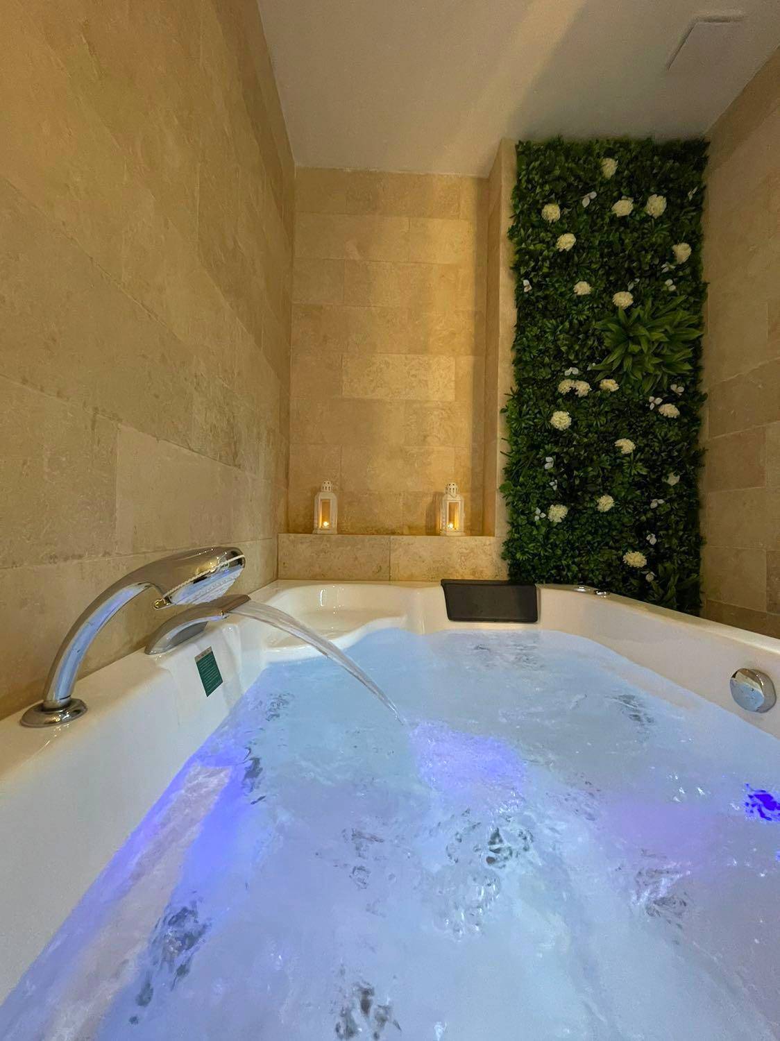 Baignoire balnéo avec mur végétal et bougies - Love Room Dampierre - en - Yvelines - Appartement Dampierre en yvelines