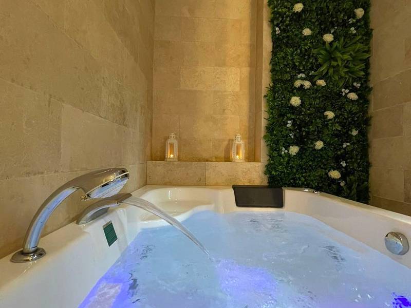 Baignoire balnéo avec mur végétal et bougies - Love Room Dampierre - en - Yvelines - Appartement Dampierre en yvelines