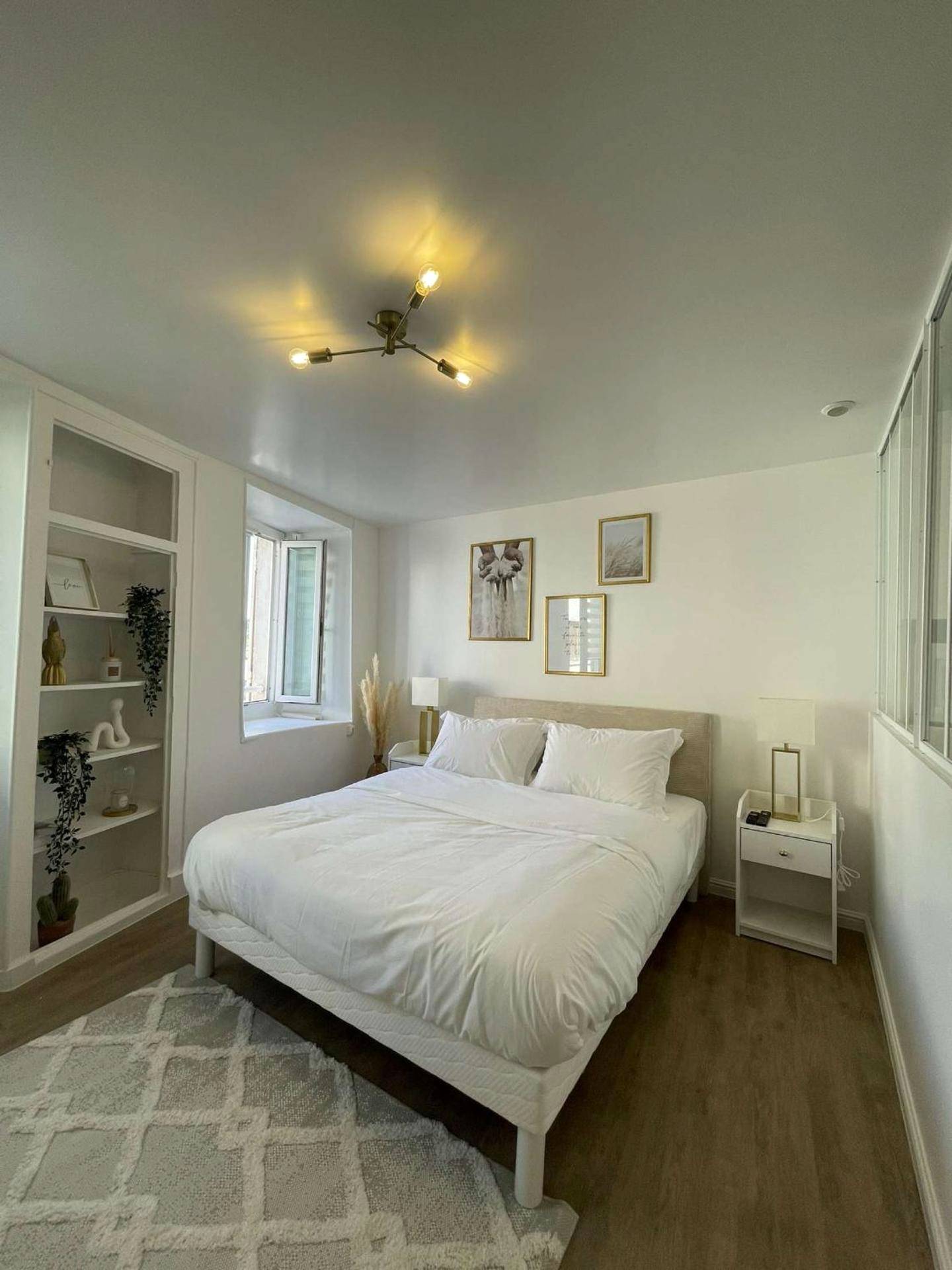 Chambre lumineuse avec lit double et tapis - Appartement Dampierre en yvelines