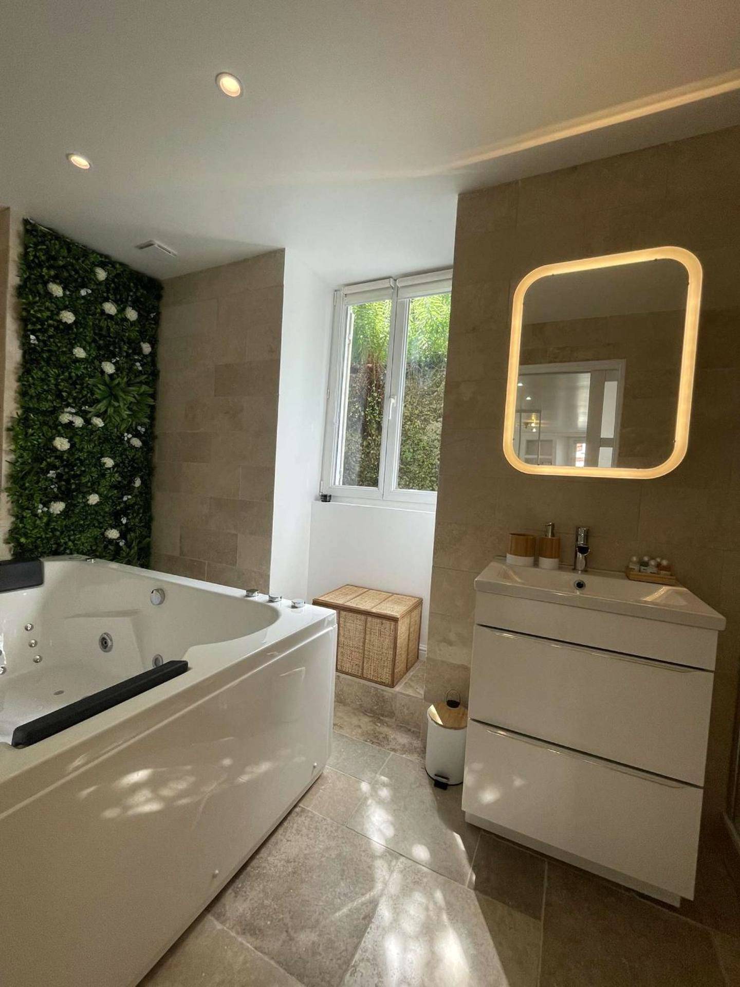 Salle de bain avec jacuzzi et miroir LED - Appartement Dampierre en yvelines