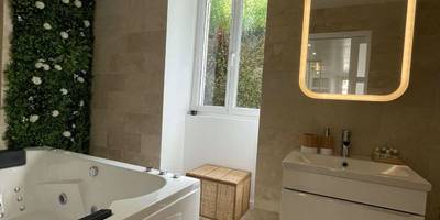 Salle de bain avec jacuzzi et miroir LED - Appartement Dampierre en yvelines