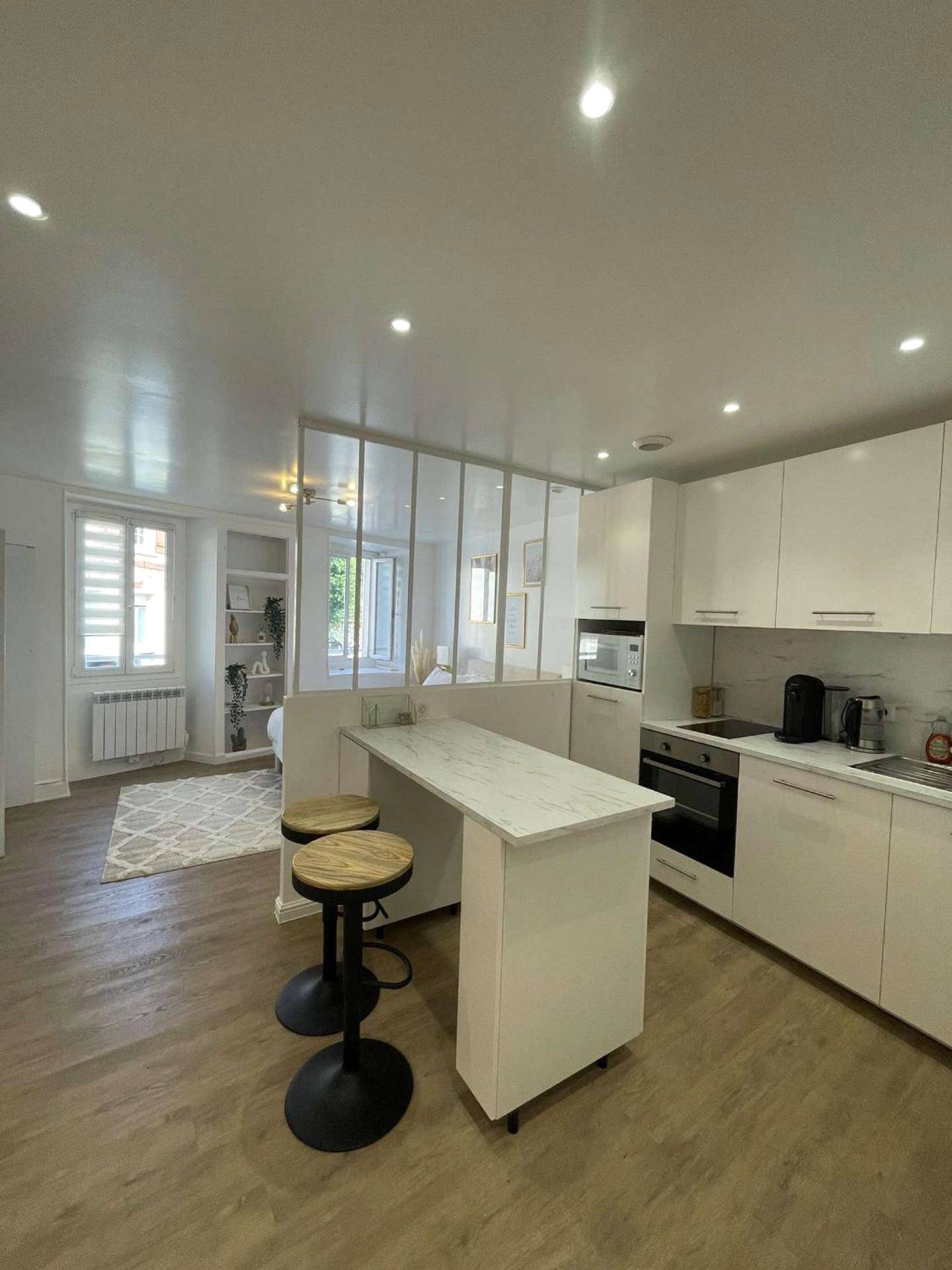 Cuisine équipée avec mange - debout et tabourets - Appartement Dampierre en yvelines