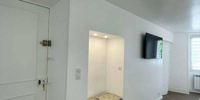 Entrée avec banquette intégrée et télévision - Appartement Dampierre en yvelines