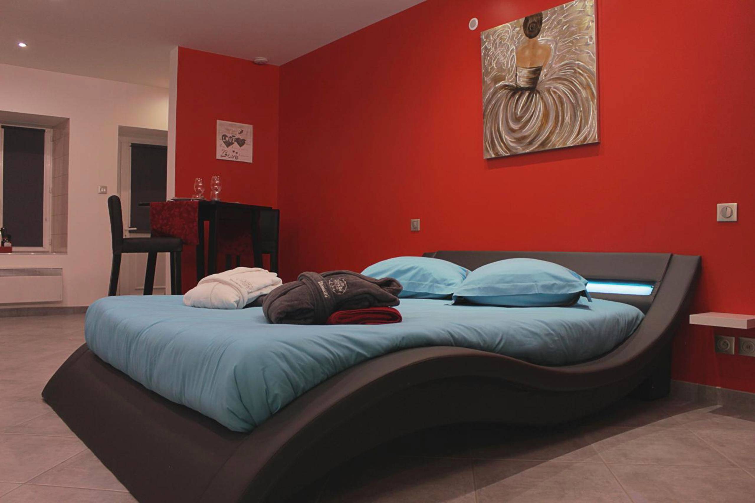 Lit design à vagues et mur rouge - dampierrelove