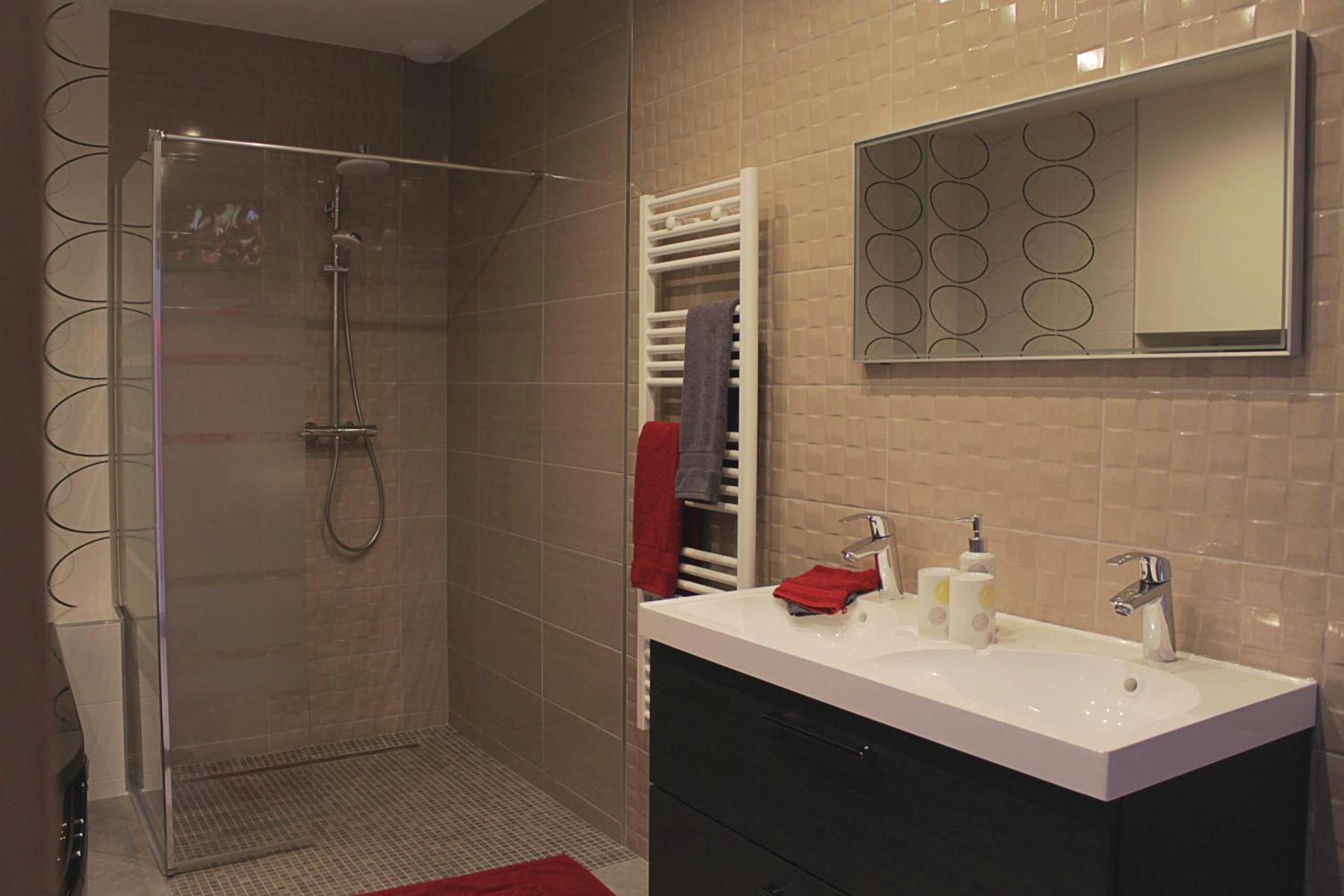 Salle d'eau avec douche à l'italienne - dampierrelove