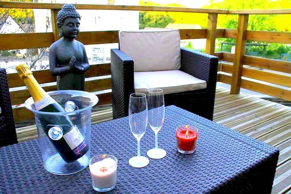 Terrasse avec champagne et bougies - dampierrelove