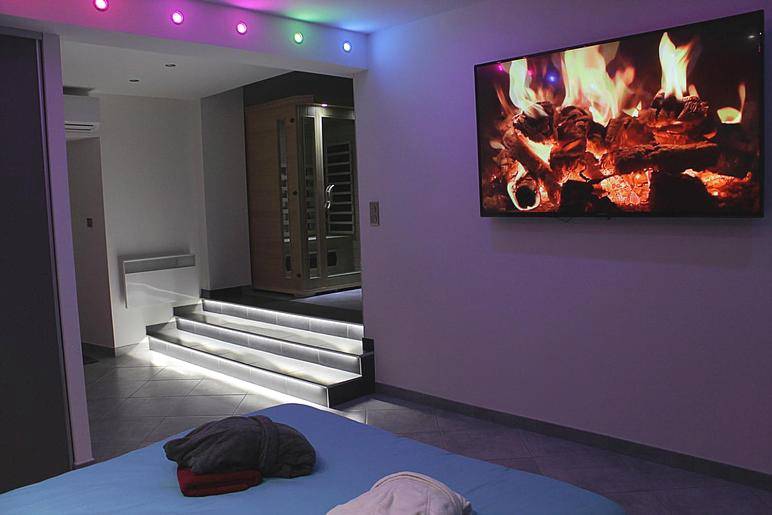 Écran plat avec feu de cheminée et sauna - dampierrelove