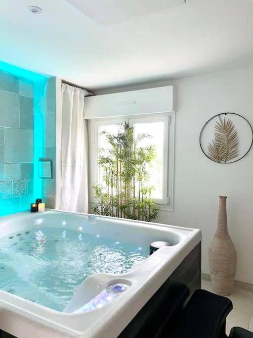 Jacuzzi privatif avec éclairage LED bleu - Love Room Germigny - des - Prés - Dans ma bulle… Univers Spa
