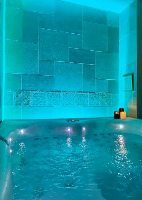 Bain à remous bouillonnant et mur rétroéclairé - Dans ma bulle… Univers Spa