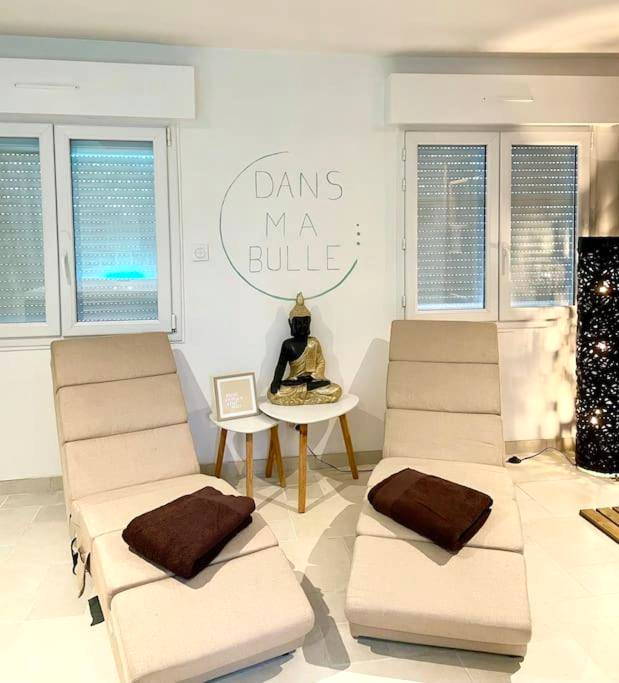 Chaises longues avec serviettes et statue Bouddha - Dans ma bulle… Univers Spa