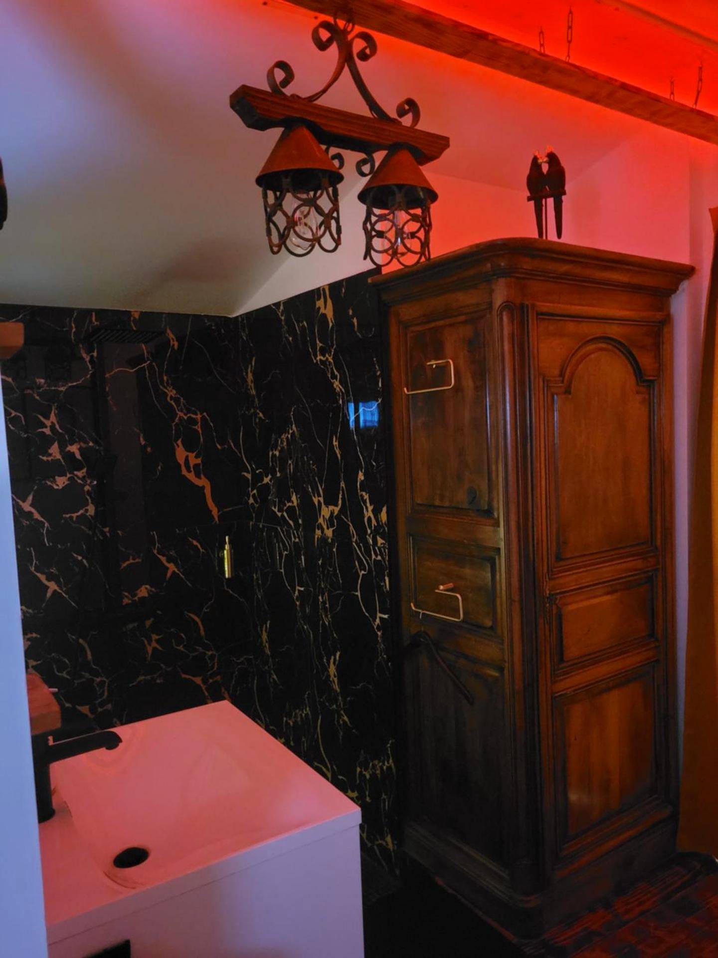 Photo du logement - LOVE Room Danslesbois avec spa - Cuges - les - Pins