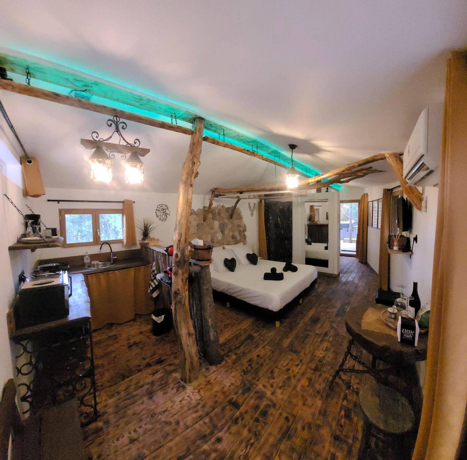 Photo du logement - LOVE Room Danslesbois avec spa - Cuges - les - Pins