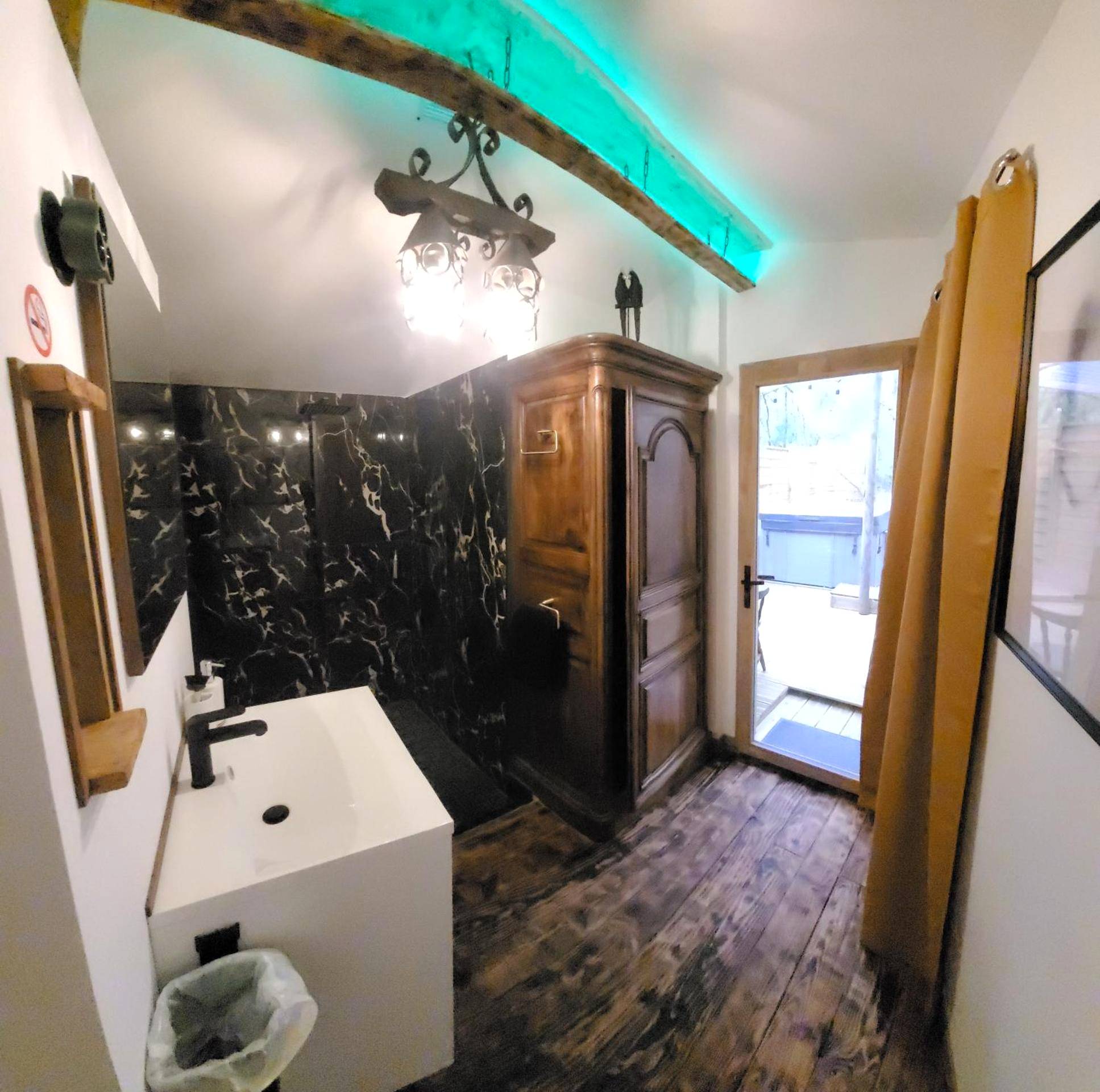 Salle de bain avec douche en marbre noir - LOVE Room Danslesbois avec spa