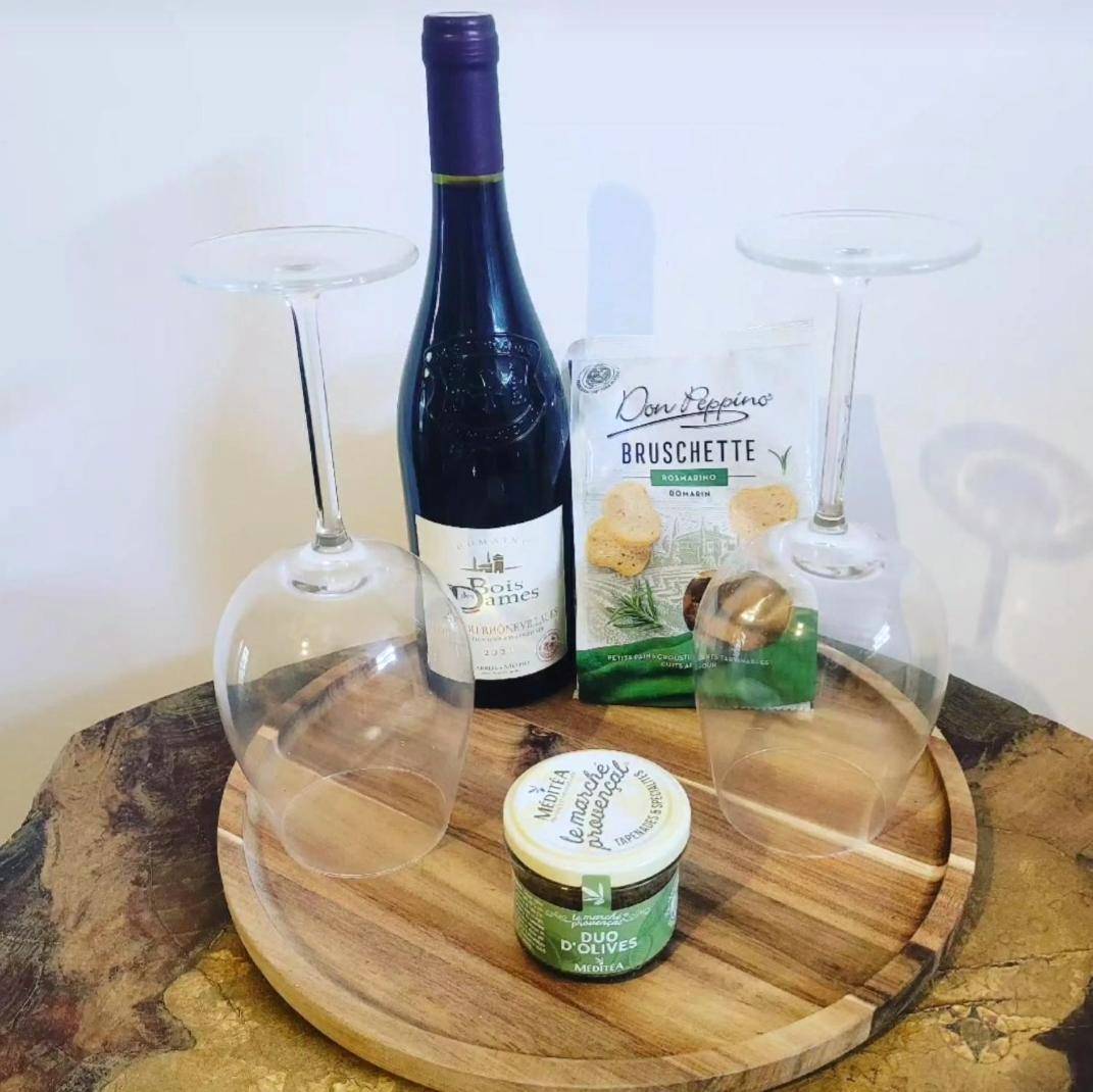 Plateau de bienvenue avec vin et produits locaux - LOVE Room Danslesbois avec spa