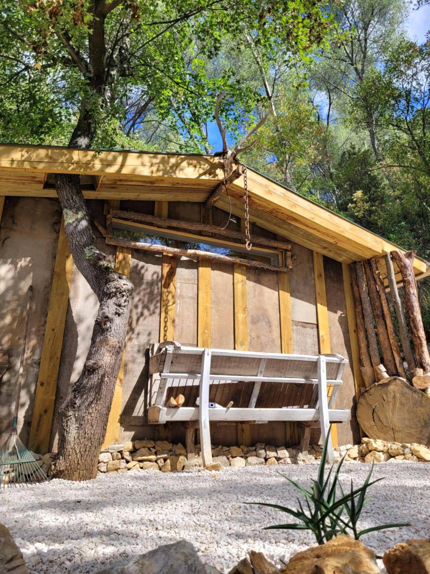 Façade en bois et pierre dans un cadre arboré - LOVE Room Danslesbois avec spa