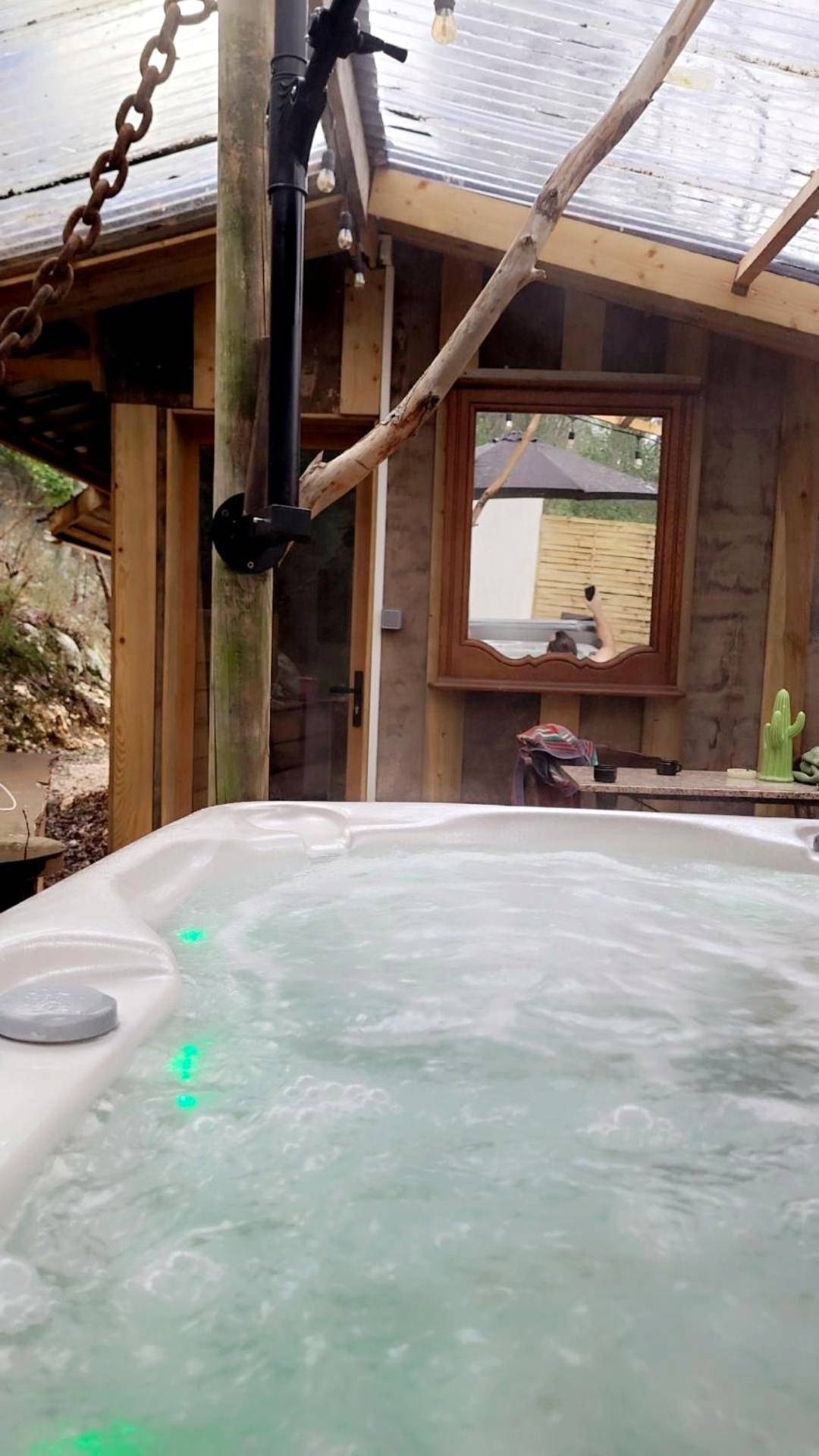 Photo du logement - LOVE Room Danslesbois avec spa - Cuges - les - Pins