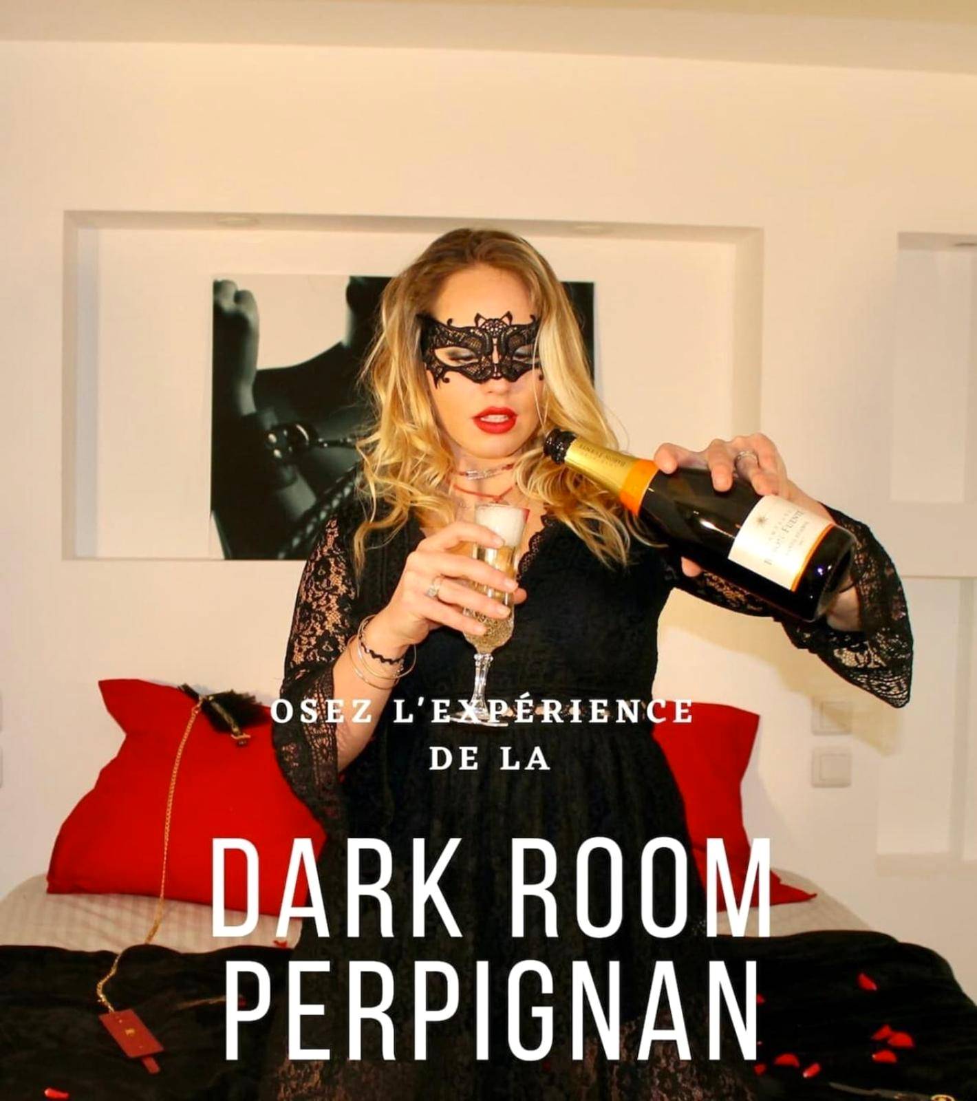 Femme masquée servant du champagne sur le lit - Love Room Villeneuve - de - la - Raho - Dark Room Perpignan aux 50...